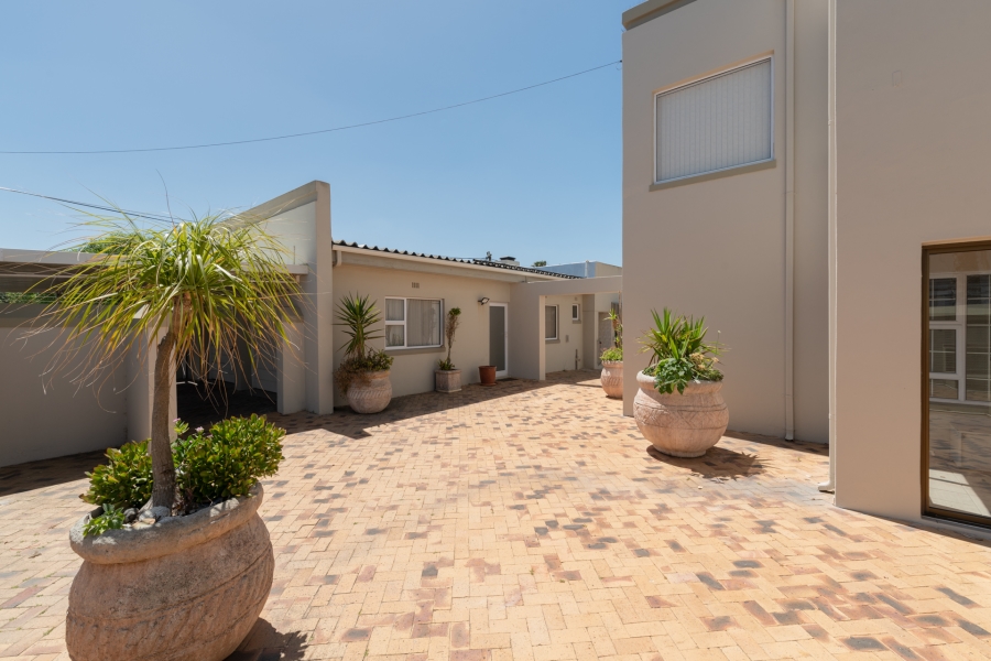 To Let 5 Bedroom Property for Rent in Melkbosstrand Central Western Cape